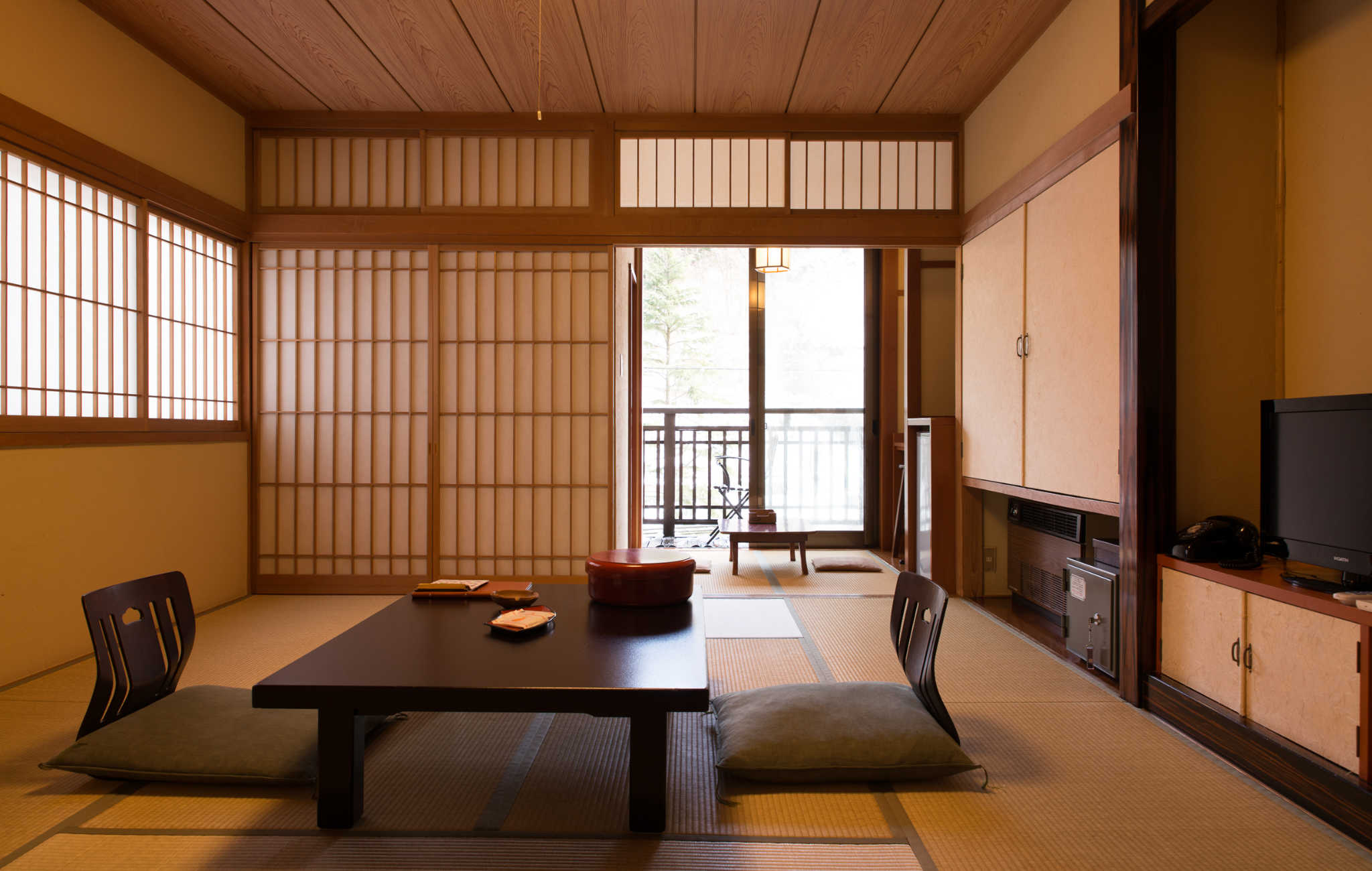 Intérieur De Style Japonais Dans Une Maison En Bois Avec Salon Japonais à  La Décoration Traditionnelle